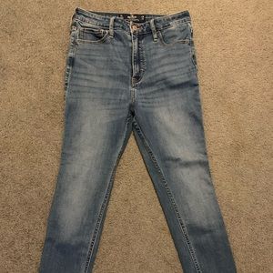 Hollister high-rise, cropped, skinny jeans. Size 7. Worn once, too small.